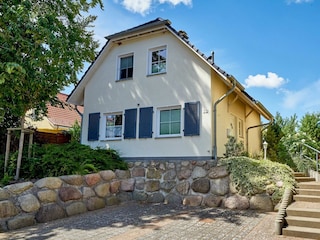 Hausansicht mit Parkplatz