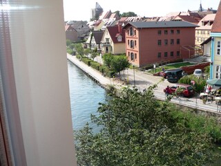 Blick aus dem Fenster auf den Fluss