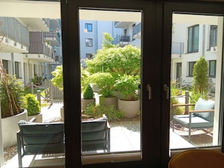 Blick aus dem Fenster auf die Terrasse