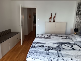 Schlafzimmer mit Kofferablage