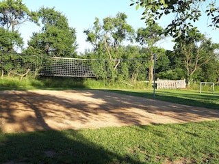 Volleyball-  und  Fussballfeld im Garten