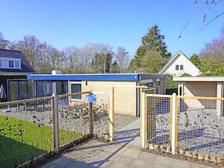 Eingezäunter Garten mit Parkplatz