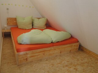 Ein weiteres Schlafzimmer mit Ehebett