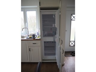 Full-fledged refrigerator and freezer