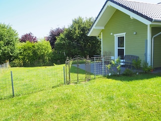 Komplett eingezäunter Hundeauslauf