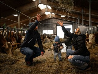 Familie Danzl im Stall vom Jagglinghof