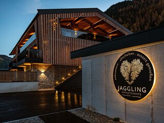 Jaggling Appartements by Night