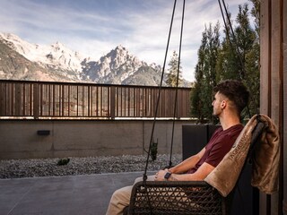 Hängesessel mit Aussicht auf die Bergkulisse