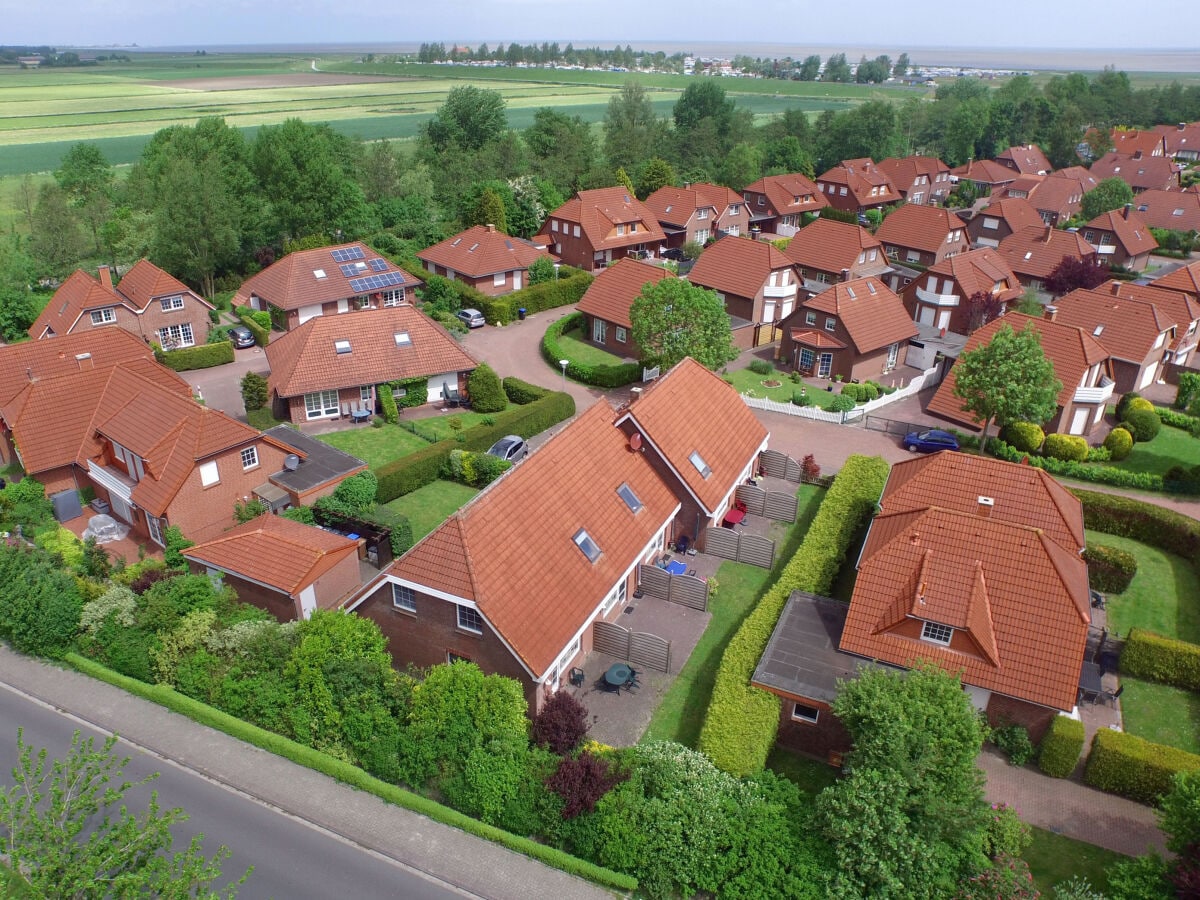 Unser Haus von oben, im Hintergrund die Nordsee