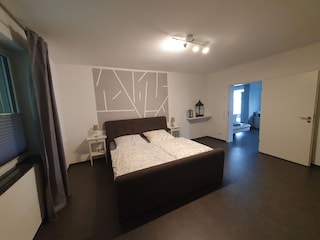 1. Schlafzimmer (Bild 2)