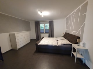 1. Schlafzimmer (Bild 3)