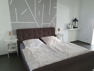 1. Schlafzimmer (Bild 8)