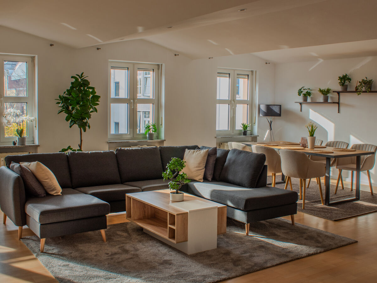 Wohnbereich mit gemütlichem Sofa und Esstisch