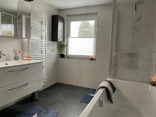 Bad mit Dusche und Badewanne