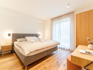 Schlafzimmer mit Doppelbett