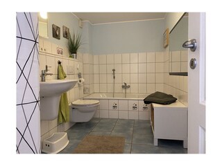 Badezimmer mit Badewanne und Dusche