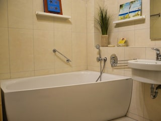 ...und Design-Badewanne.