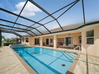 eintauchen und wohlfühlen im Pool der Ferienvilla