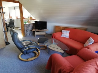 offener Wohnbereich mit Fernsehsessel