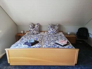 Schlafzimmer /Bett 2 x 2m