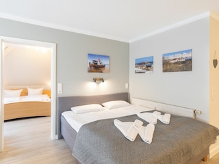 Wohnzimmer mit Doppelbett