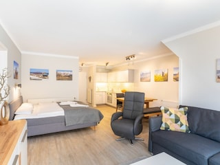 Wohnzimmer mit Doppelbett