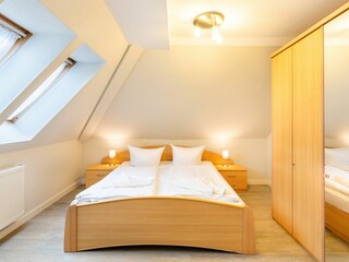 Schlafzimmer mit Doppelbett