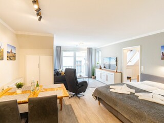 Wohnzimmer, Essbereich und Doppelbett