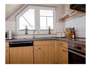 offener Küchenbereich mit Fenster