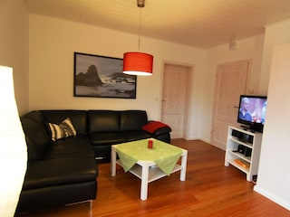Ledersofa über Eck mit Flat-TV, DVD, CD, Radio