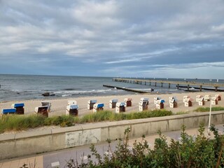 Promenade am langen Strand
