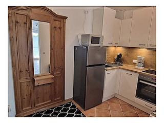 Küche mit großer Kühl-Gefrierkombination