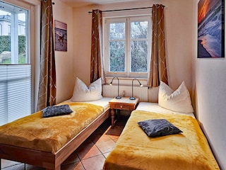 2. Schlafzimmer mit zwei Einzelbetten