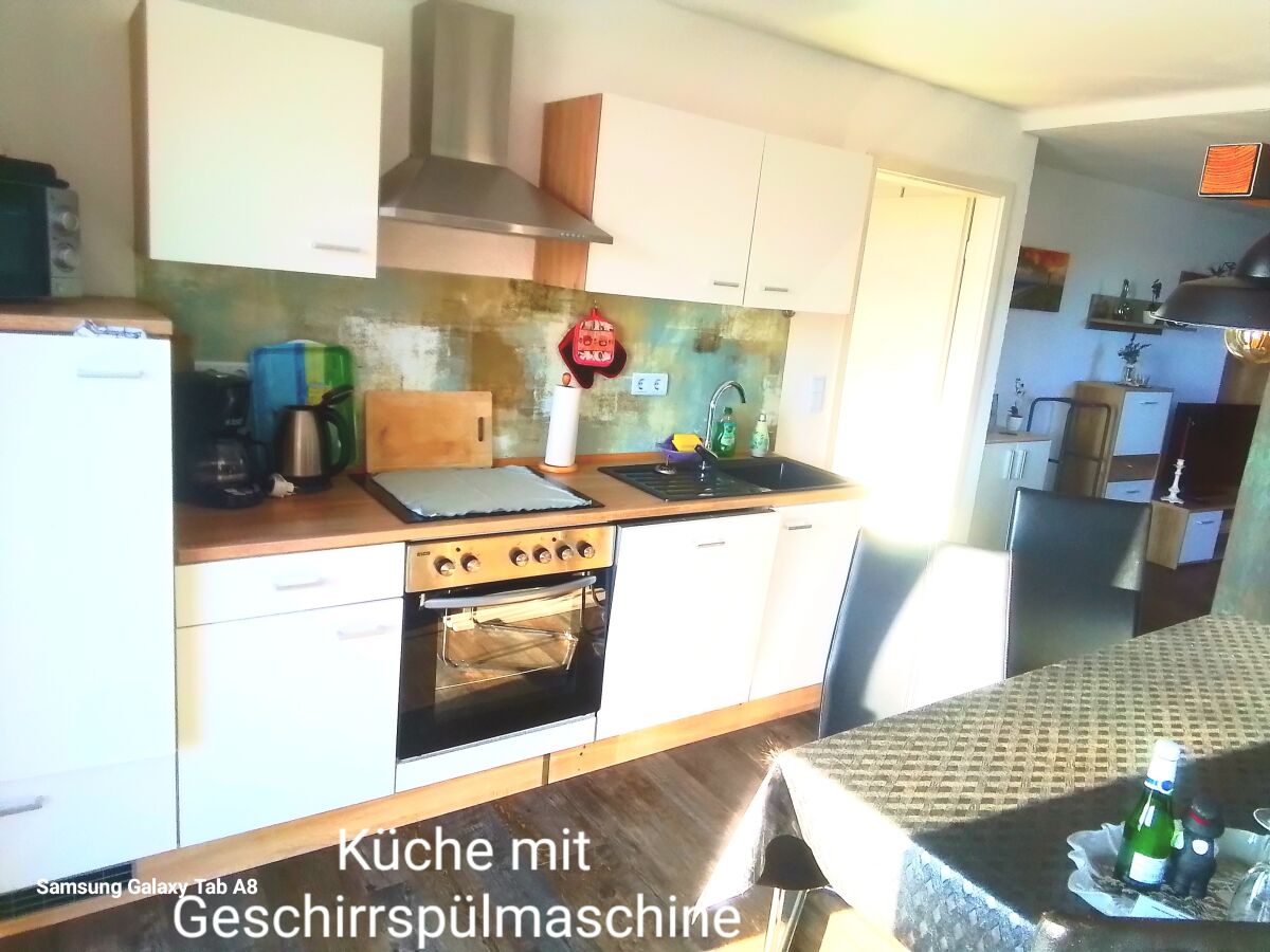 Küche mit Geschirrspüler