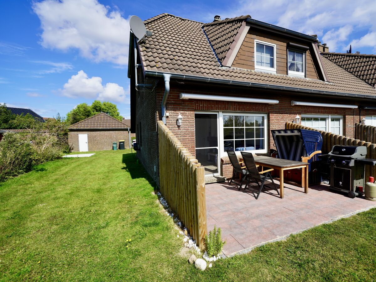 Terrasse mit Strandkorb und Weber Gasgrill