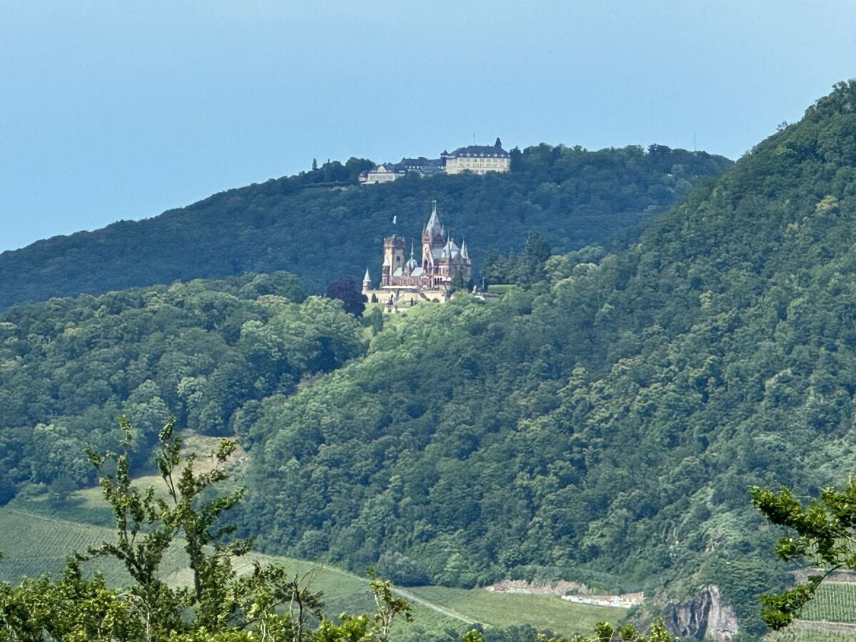 Blick vom Rolandsbogen zum Schloss Drachenburg