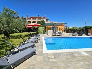 Villa Very spacious villa with pool