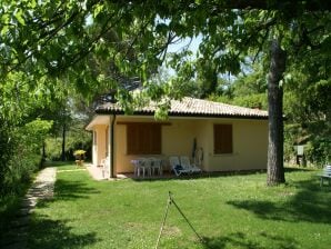 Vakantiehuis Vrijstaande bungalow met eigen terras en gezamenlijk zwembad, vlakbij Gardameer - Costermano - image1