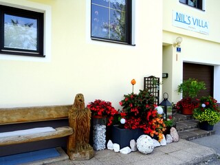 Hauseingang mit Blumenpracht