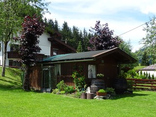 Gartenhütte im Innenhof mit Bergausblick