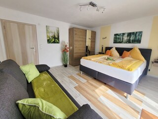 Doppelbett mit Schlafsofa ausziehbar