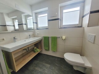 Doppelwaschbecken mit WC