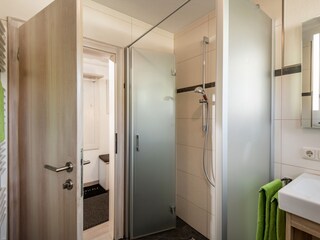 Badezimmer mit Dusche ebenerdig