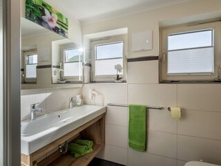 Badezimmer mit Doppelwaschbecken