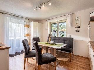 Küche , Sitzecke und Bergblick