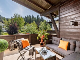 Balkon mit Sitzecke  und Gartenblick