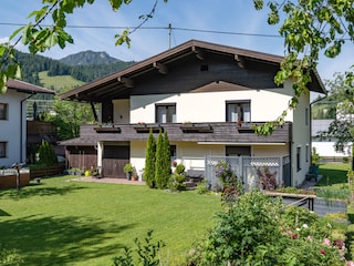 Hausansicht mit Gartenblick