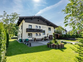 Hausansicht mit Parkplatz