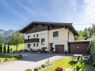 Hauseinfahrt mit Parkplatz