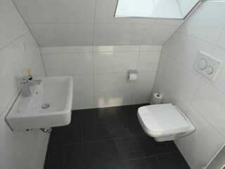 WC mit Handwaschbecken - DG